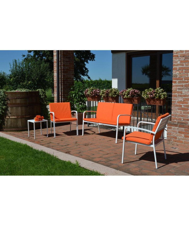 Salottino per esterno con divano e poltrone modello Dorio, struttura bianca e cuscino arancione