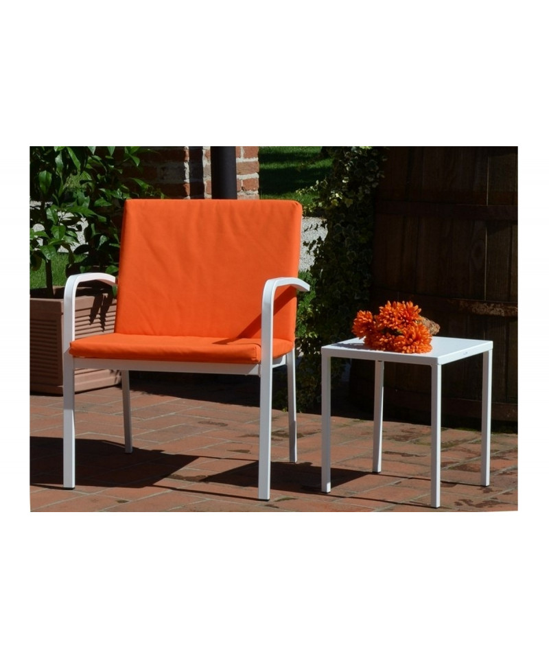 Poltrona da giardino, in metallo, impilabile, Made in Italy, struttura bianca e cuscino arancione